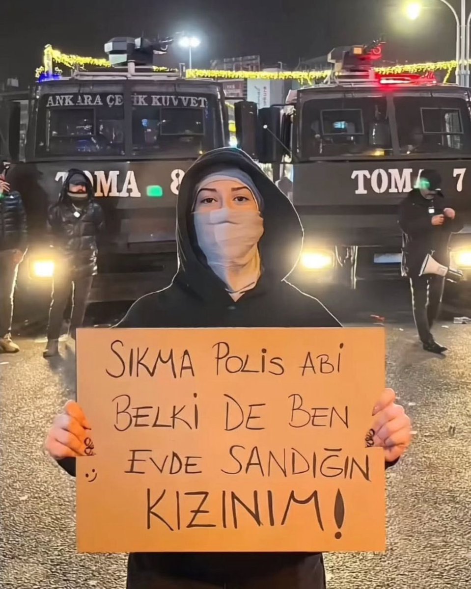 Gördüğüm En Güzel ve En Anlamlı Pankart 👏

Ece Üner