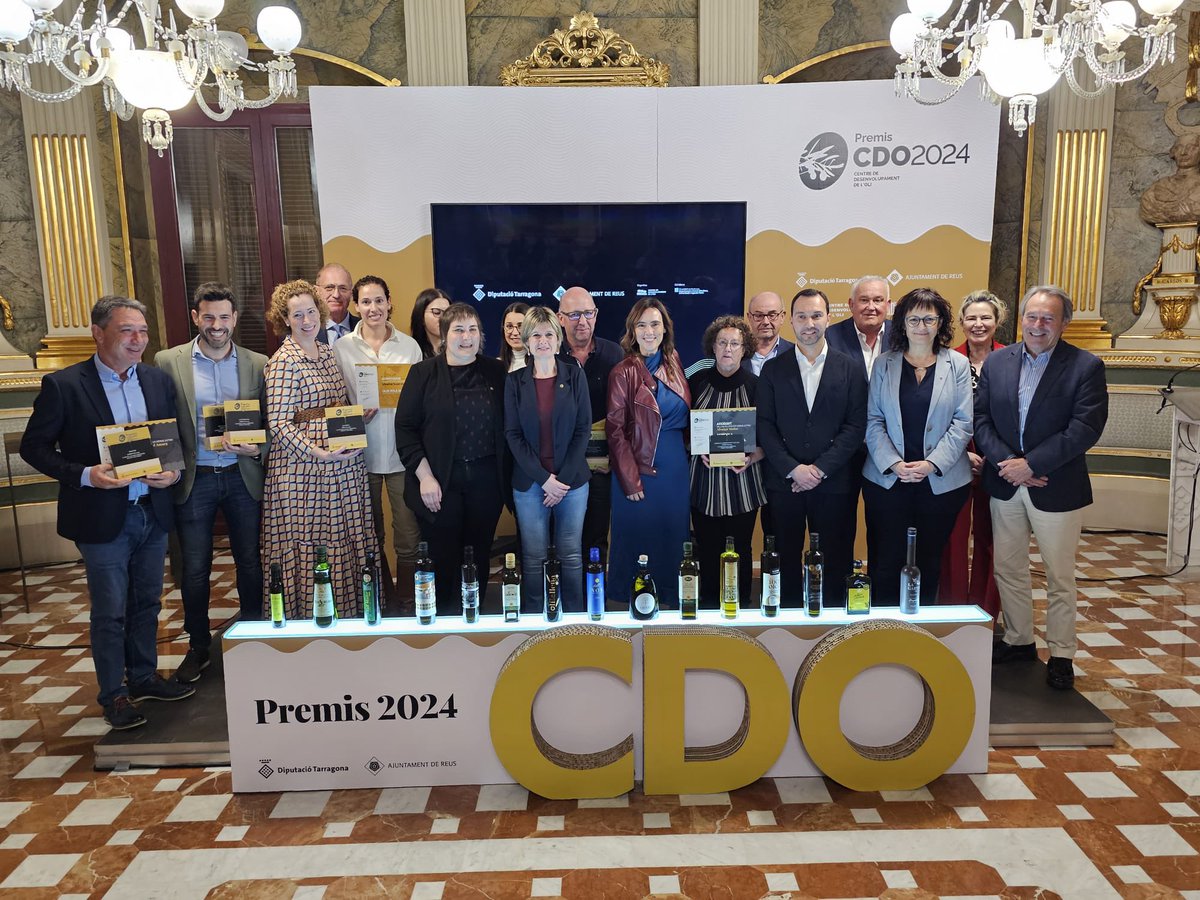 Dipta_cat's tweet photo. @DOP_Siurana @accioclimatica @reus_cat @nllaurado @carmeferrerc @olissole @sandrage76 @DanielRubio1981 @dipta 🫒Els #PremisCDO de la @Dipta_cat i @reus_cat distingeixen els millors olis d’oliva verge extra del 2024.
Enhorabona a tots els premiats!👏
👉https://t.co/nR3IHPVBdq https://t.co/vHe85jJ4bn