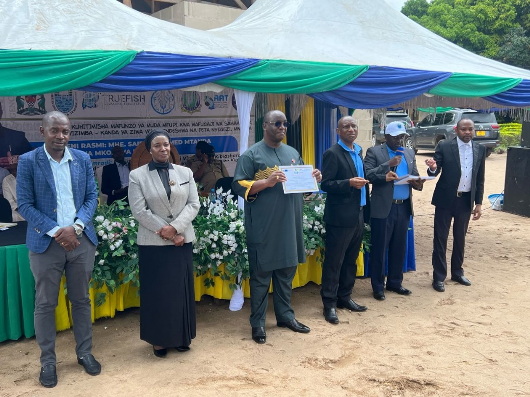 Today, March 28, 2025, EMEDO joined the closing of a 15-day cage fish farming training by FETA Nyegezi, Mwanza.
Hon. RC Saidi Mtanda urged youth &amp; women to seize fish farming opportunities as the gov’t boosts support.
A step forward for sustainable fisheries!

#SustainableFishing