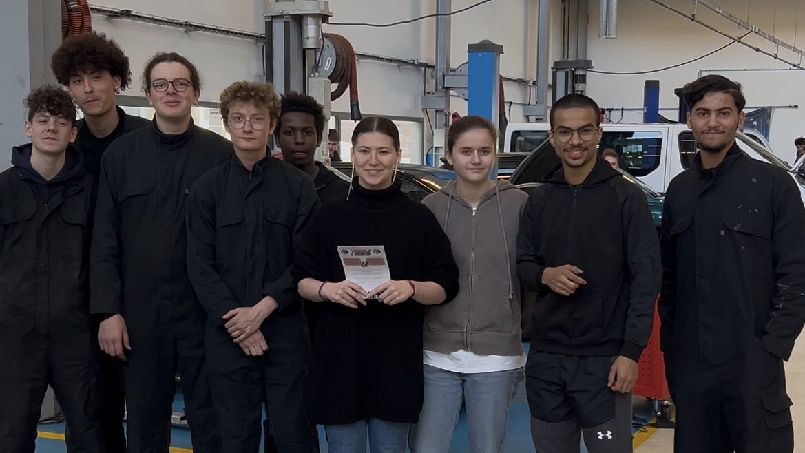 Visite du Lycée Professionnel Lucien René-Duchesne suivant le déploiement d’Avenir Pro, un dispositif qui accompagne les élèves de terminale professionnelle vers l’emploi.

Je retiens :
➡️ Un accompagnement concret pour orienter vers le marché du travail et réussir son insertion