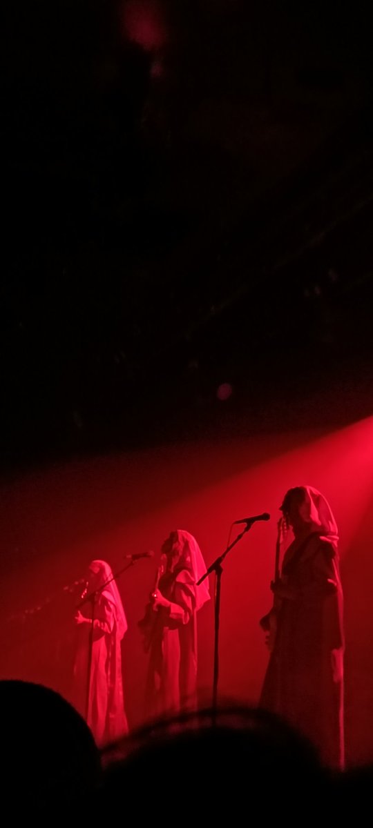 Empieza el show de <a href="/shegomanda/">𝑠ℎ𝑒𝑔𝑜</a> en La riviera 🤘🤘🤘