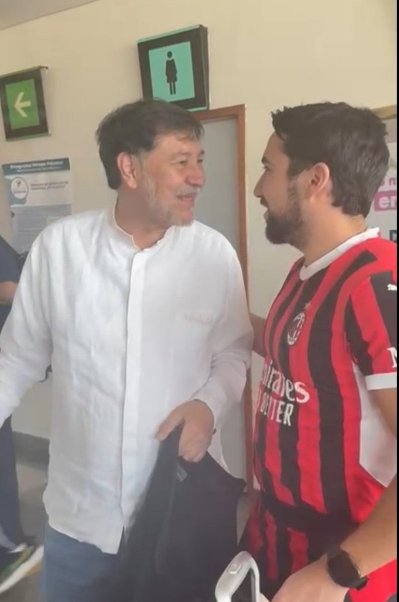 castroclemente's tweet photo. Andan más protagónicos que sus papis. 
1.- El #talegón de José Ramón López Beltrán pidiendo aclaraciones a @grok 🤦🏻 y
2.- Luis Felipe Calderón encarando a Fernández Noroña tras volar en el mismo ✈️ 
Muy gallitos🐓 https://t.co/ek0eH1LNdS