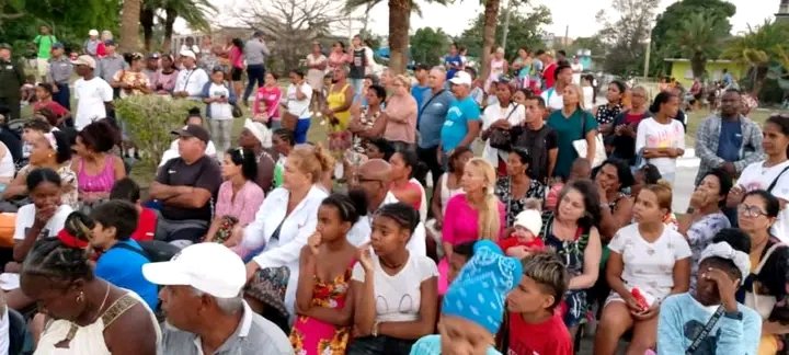 En el CP Rocafort de San Miguel del Padrón se lleva a cabo el barrio debate contra las drogas, por la salud de nuestros niños y jóvenes se lleva hasta el barrio la importancia de combatir contra las drogas. 
#LaHabanaEsSalud
#CubaPorLaVida
#LaHabanaDeTodos