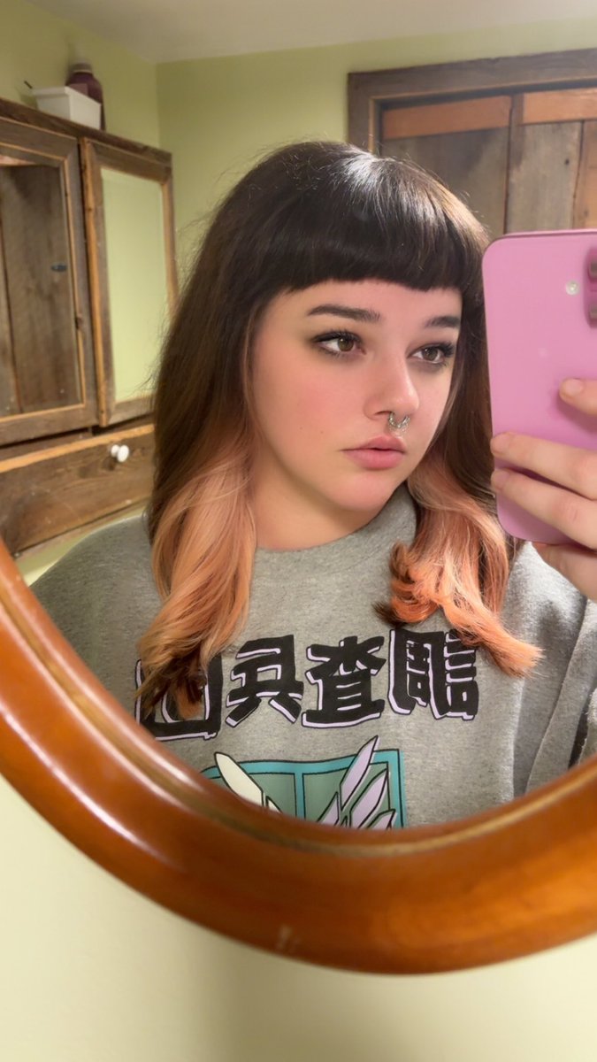 Tee hee I have new hair. Don’t mind the lack of makeup my skin wanted nothing to do with makeup today😭