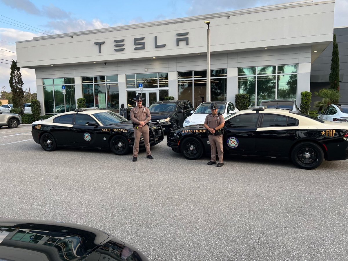 🚨 #BREAKING: In response to the planned ANTI-TESLA protests in Florida this weekend, state troopers are stationing themselves outside to keep the order!

THIS IS WHAT I LIKE TO SEE!

Do NOT try to pull this sh1t on Tesla and Tesla drivers in Florida!

Every state needs to follow