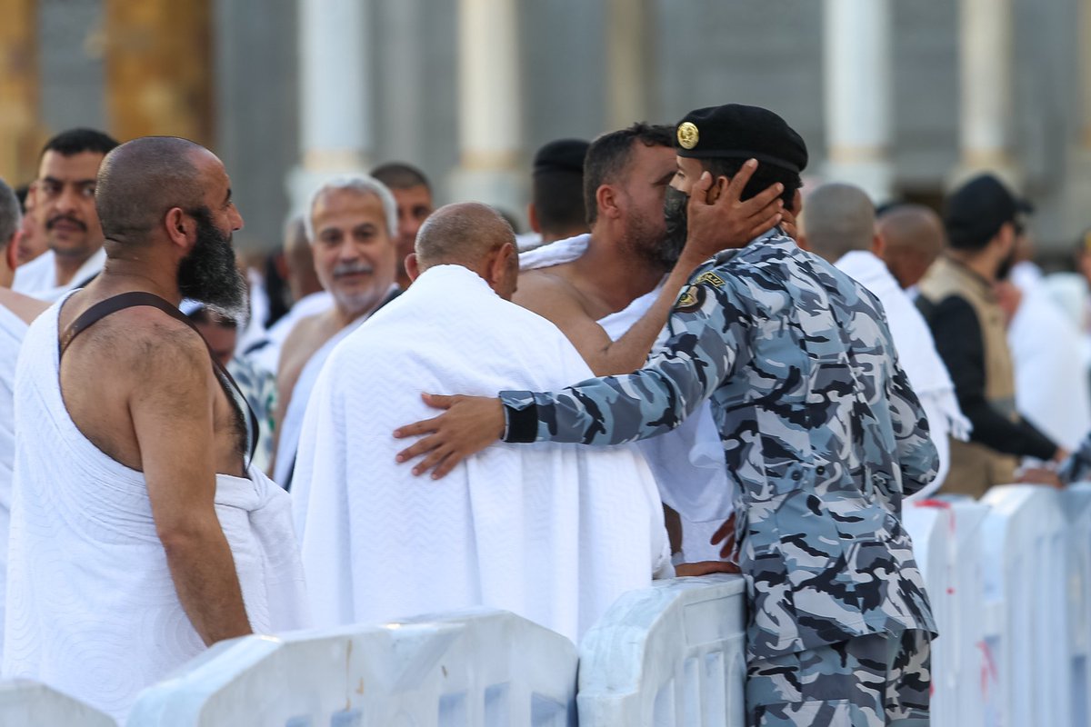 مشاهد معبّرة..

رجال الأمن..#يسر_وطمأنينة .

-