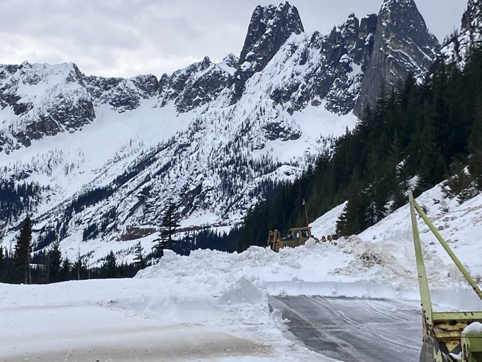 ワークゾーンの上に雪と大雪が溶け、2025年の第2週のSR 20 North Cascades
