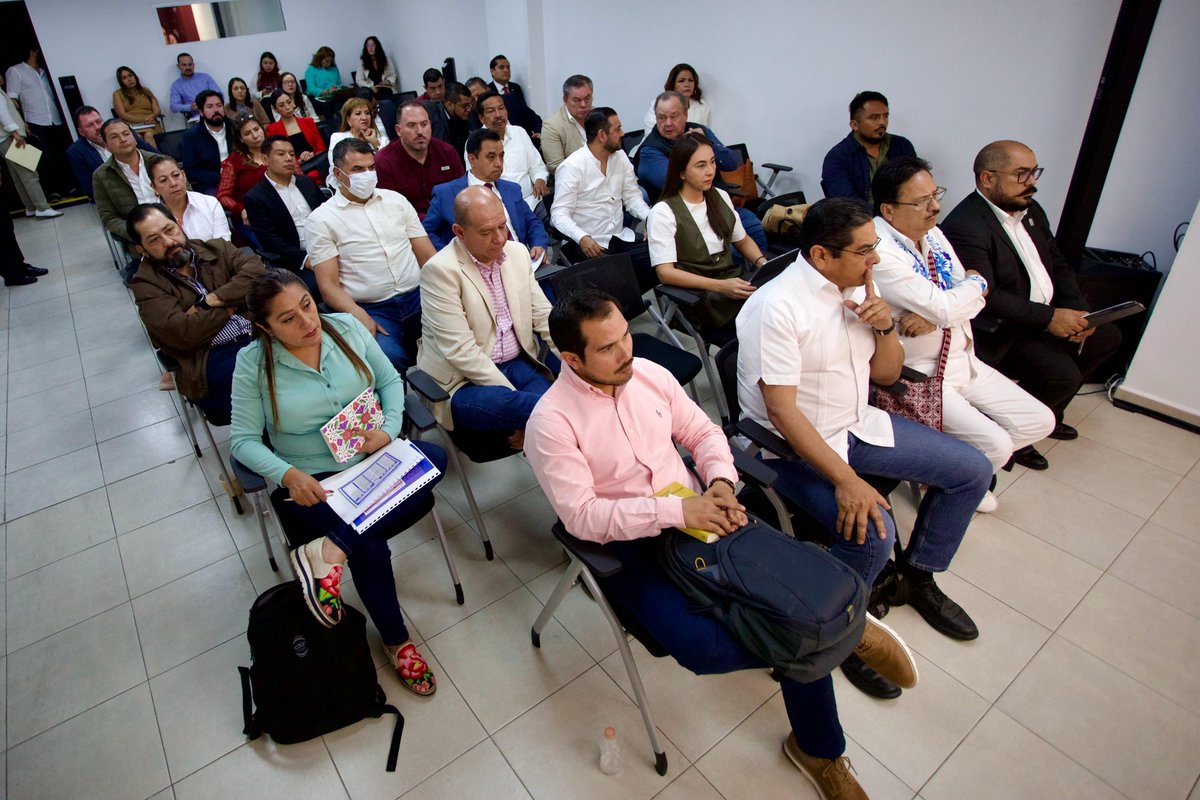 LuisaAlcalde's tweet photo. Nos reunimos con las y los coordinadores parlamentarios de @PartidoMorenaMx en los congresos locales para seguir coordinando las tareas de nuestro Partido-Movimiento. https://t.co/p7HKWRhKCZ