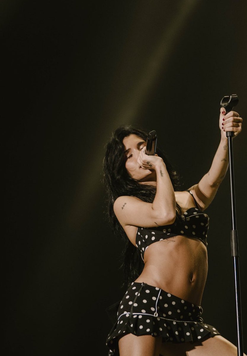 NBarrettLatam's tweet image. Nessa Barrett en el show de LollaPalooza Brasil #LollaBr 🇧🇷