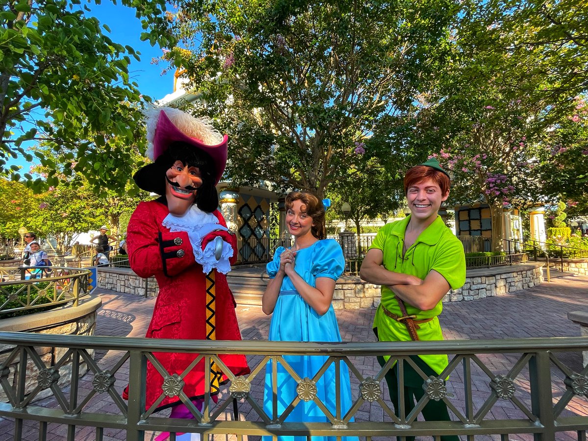 TheMagicForLess's tweet image. Meet your faves at Disneyland Resort!  ✨ #Disneyland #MagicalMoments #DisneyCharacters