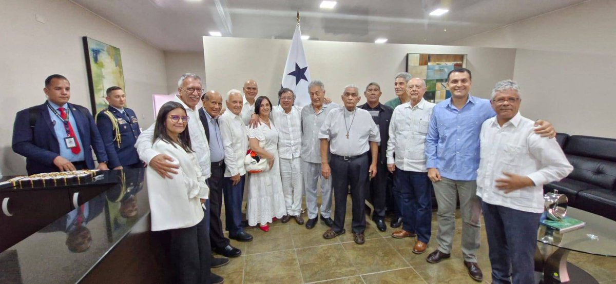 Ellos son compañeros y compañeras panameñas de la época de Jaime Bateman y colaboraron con el M19; y varios de sus familiares murieron

Murieron los maquinistas del barco "Karina", que estuvo en el primer y último combate naval del M19, qué eran panameños.

Murió Martinelli,