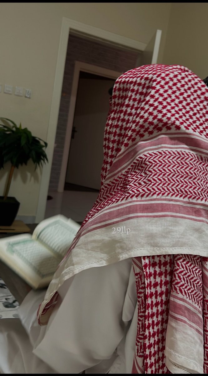 ابوي بدون اي مقدمات جاء وجاب قرانه جلس عندي وقعد 
ثم قال
" احب اقرا عند نوف"
🥺😢🥹🤍🤍🤍🤍🤍🤍🤍🤍