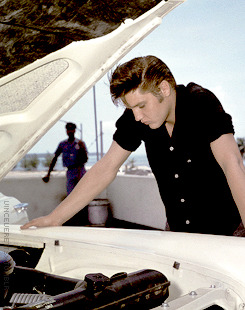 ESkyclouds's tweet image. A 21 ɑƞs, eƞ 1956, Elνis s'σʄʄɾe uƞe Liƞcσlƞ Cσƞtiƞeƞtɑl ɑ̀ Miɑɱi, Flσɾiɗe, le 4 ɑσût. Toute sa vie il achètera des voitures pour lui ou ses proches. 
#ElvisPresley #Miami #Buyingacar #TheKing #Singer #actor #legend #ElvisHistory