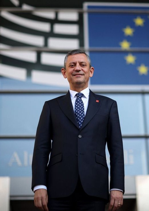 🔴Başbuğ Atatürk: 

"Manda ve himaye kabul edilemez."

⭕Özgür Özel: 

"İngiltere bizi sahipsiz bıraktı."