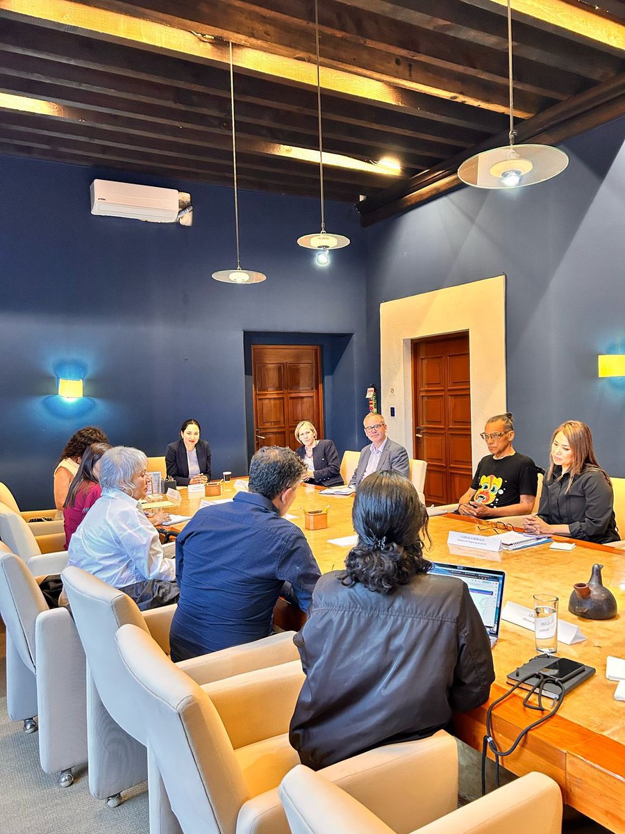 Hoy tuvimos reunión de avances del <a href="/cervantino/">Festival Cervantino</a> con las secretarias de cultura de Guanajuato <a href="/lizgalvancortes/">Lizeth Galván Cortés</a>, de Veracruz Xochitl Molina, la Embajadora de UK Susannah Gochko y el equipo del Cervantino Romain Greco, Gabriela Morales, Anette Fradero y Celso Duarte.