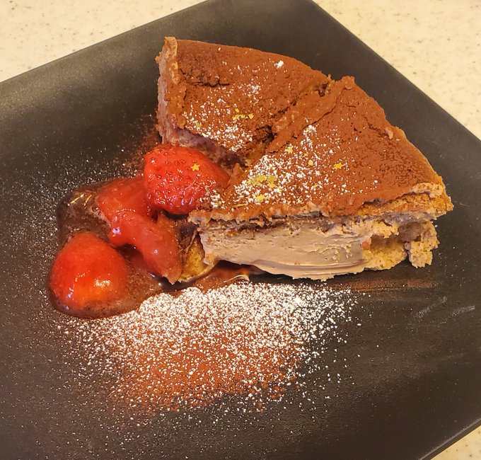 手作りデザートはちょっと崩れちゃったチョコバスクチーズケーキの苺のコンポート添えとシンプルでサクトロなブラウニー 