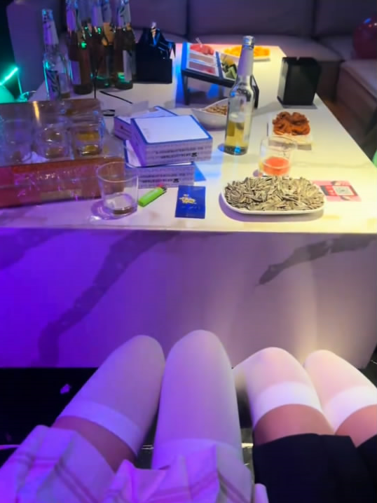 两个帅气哥哥约我去KTV玩，心血来潮带女友去了，结果一瓶RIO下去，小女友醉了，偷看到小哥哥偷摸我女友的丝袜腿，我表面装醉当作什么都不知道，其实心里暗爽，另一个小哥哥看我醉了也偷偷摸我丝袜腿！