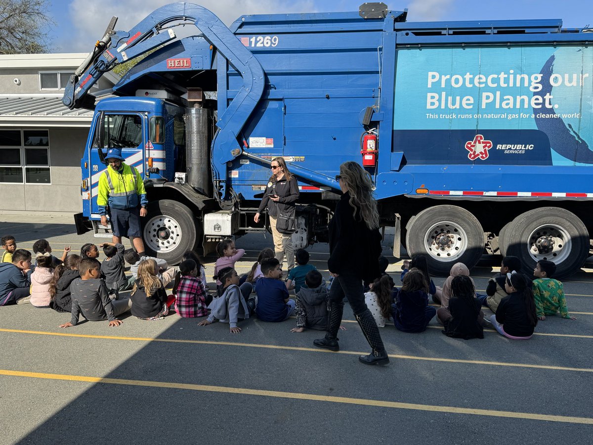 Amy Monaghan tweet media