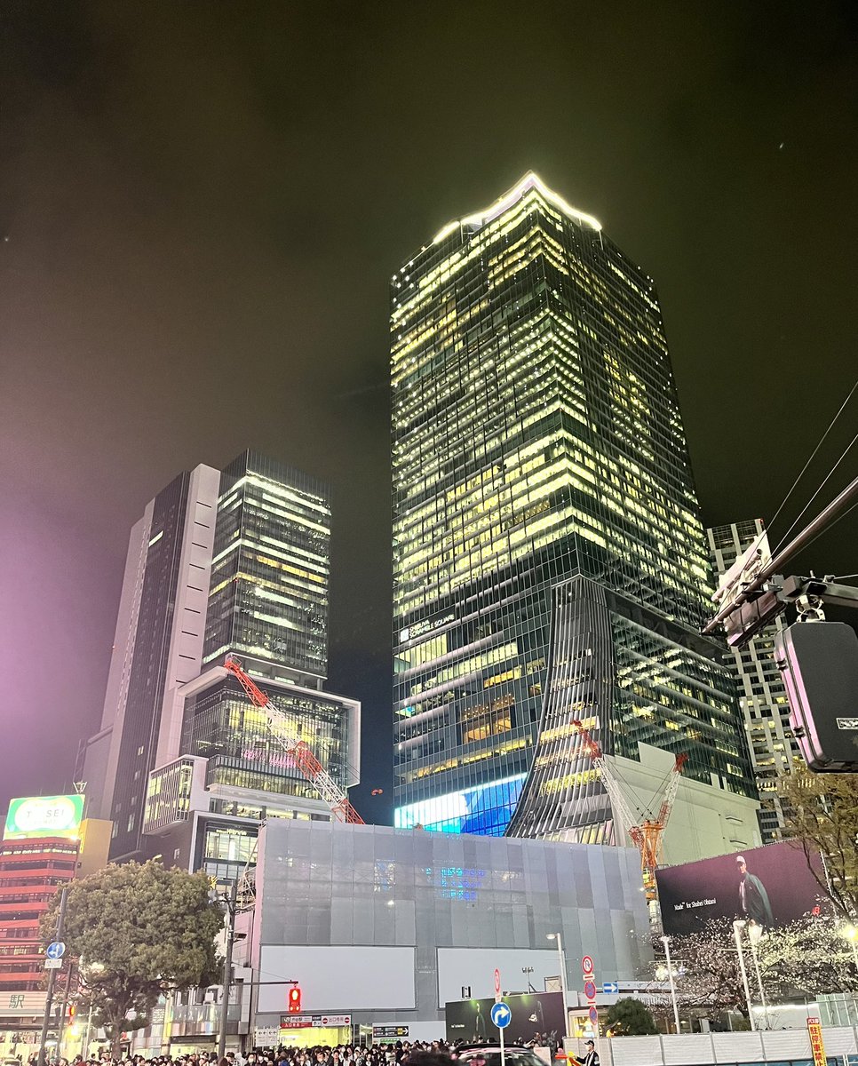 久しぶりに行った渋谷のスクランブル交差点からの景色は自分が働いていた頃の知ってる渋谷の街ではなくなっていた。すごいスピードで渋谷の再開発が進んでてビビる。
ハチ公改札は出るのも入るのも行列でとんでもないトラップでした笑
