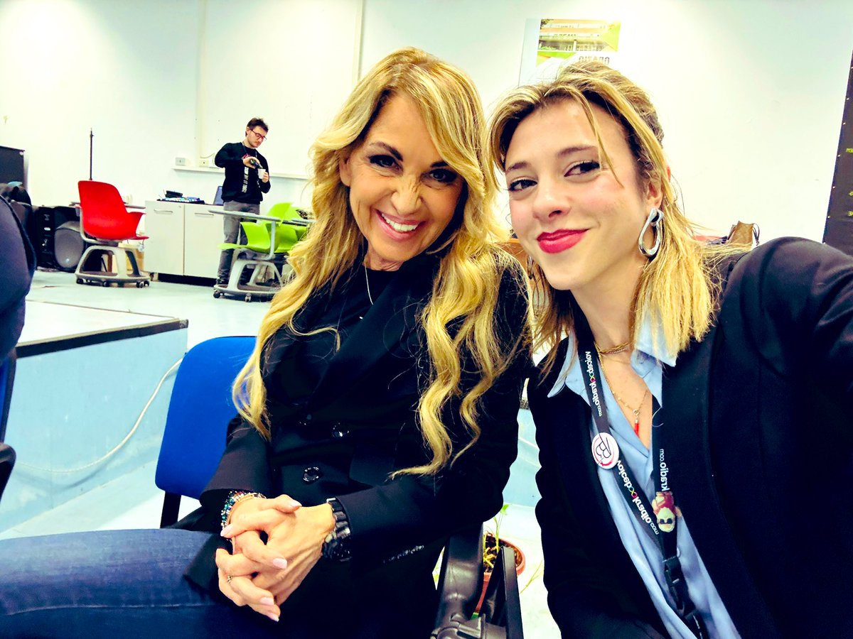 Laura Di Raimondo (@ldraimondo) on Twitter photo Oggi ci vediamo a #scuola?
Al Liceo Orazio di Roma? Con i ragazzi e le ragazze per parlare di #connessioni, #Tlc, #digitale, #Ai, infrastrutture, virtuale, #competenze #stem e #lavoro.
Grazie al corpo docente.
L’impegno di <a href="/asstel_it/">Assotelecomunicazioni</a> non si ferma mai. <a href="/voicebookradio/">Voicebookradio.com</a> Oggi ci vediamo a #scuola?
Al Liceo Orazio di Roma? Con i ragazzi e le ragazze per parlare di #connessioni, #Tlc, #digitale, #Ai, infrastrutture, virtuale, #competenze #stem e #lavoro.
Grazie al corpo docente.
L’impegno di <a href="/asstel_it/">Assotelecomunicazioni</a> non si ferma mai. <a href="/voicebookradio/">Voicebookradio.com</a>