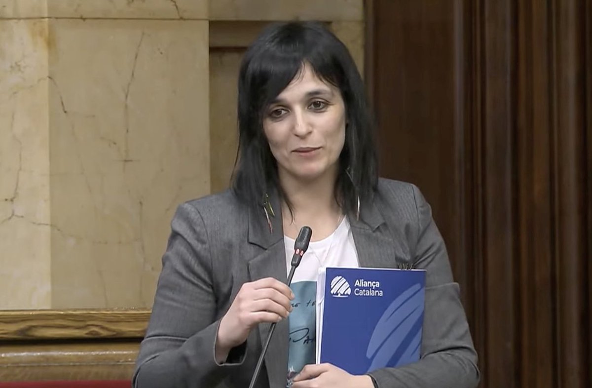 xrius007's tweet photo. EN DEFENSA DE SÍLVIA ORRIOLS

Si no ho fa ningú, llevat dels seus, ho faré jo. Malgrat que que sóc un simple periodista. I que consti que, en persona, fa mesos que no hi parlo. Però el que li estan fent a Sílvia Orriols no té nom. Com a Vox, d'altra banda, que també els van sotmetre a un cordó sanitari i mediàtic en l'anterior legislatura. Una televisió pública!