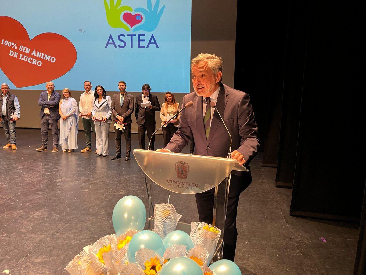 🧩🔵 El vicepresidente, Ángel Escobar, ha participado en la Gala por el Autismo de Astea que se ha celebrado en el Teatro Villa de Huércal-Overa.

#DiputaciónAlmería <a href="/AlteaAutismo/">@AlteaAutismo</a>