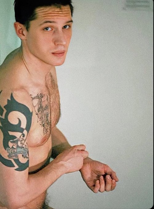 2 pic. 10k likes and I’ll recreate Tom Hardy’s iconic photo https://t.co/dKKwWyQQaj