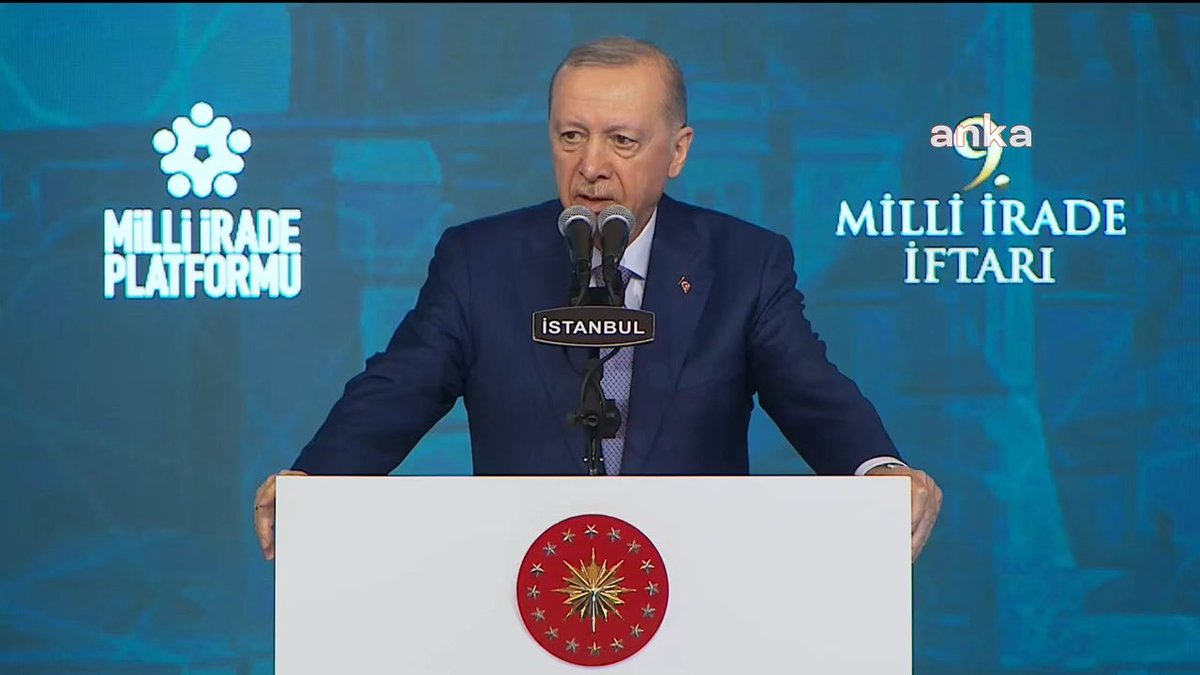 #SONDAKİKA

#Cumhurbaşkanı #Erdoğan: "Cumhuriyeti kurmakla övünen bir partinin genel başkanı çıkıyor resmen siyasi mandacılık talep ediyor"
