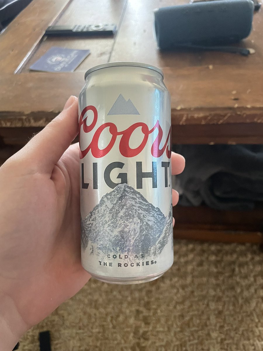 calebwillihims's tweet photo. Gimme 15, coors aint ripe yet #silverbullet #fridayalready https://t.co/fPmnLlpOy9