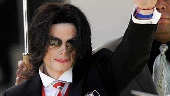 Mj_Loquendo's tweet photo. #OnThisDay El 28 de marzo de 2005: Michael Jackson acude a la corte en Santa María, California, para la quinta semana de testimonios.
#MichaelJackson #KingOfPop #MichaelJacksonMoney #Inocent #NotGuilty #JosephJackson #SantaMaria #MJ https://t.co/wYnusB73vh