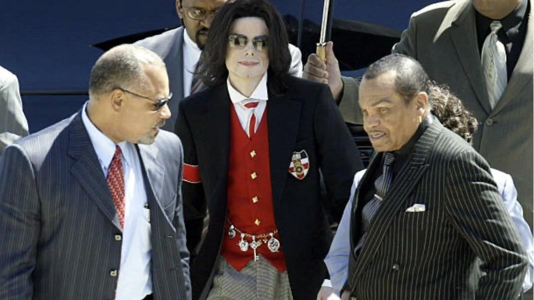 Mj_Loquendo's tweet photo. #OnThisDay El 28 de marzo de 2005: Michael Jackson acude a la corte en Santa María, California, para la quinta semana de testimonios.
#MichaelJackson #KingOfPop #MichaelJacksonMoney #Inocent #NotGuilty #JosephJackson #SantaMaria #MJ https://t.co/wYnusB73vh