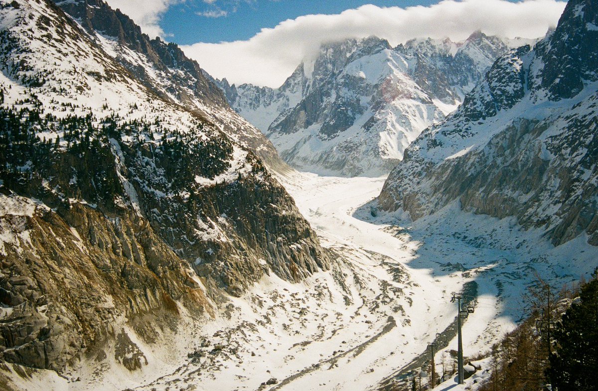 Mer de Glace on film 📸 

#fulifilm #fujifilm400 #minolta #minoltadynax
#minoltadynax5 #konicaminolta #fujifilmsuperia400
#merdeglace #seaofice #glacier #chamonix #montblanc
#chamonixmontblanc #hautesavoie #74 #gletscher
#montagne #mountains #bergwelten #trains