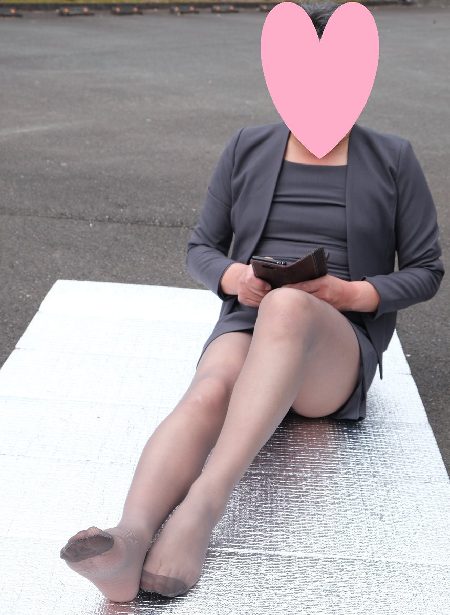 OkitakeA's tweet photo. I enjoyed Spring wind with all in grey outfit🎶 #bolerojacket #greyjacket #greypantyhose #greycoordinate #pantyhosetoes #pantyhosesoles #navyhighheels #ボレロジャケット #グレーストッキング #パンスト #ネイビーハイヒール https://t.co/xHwwR3c7wZ