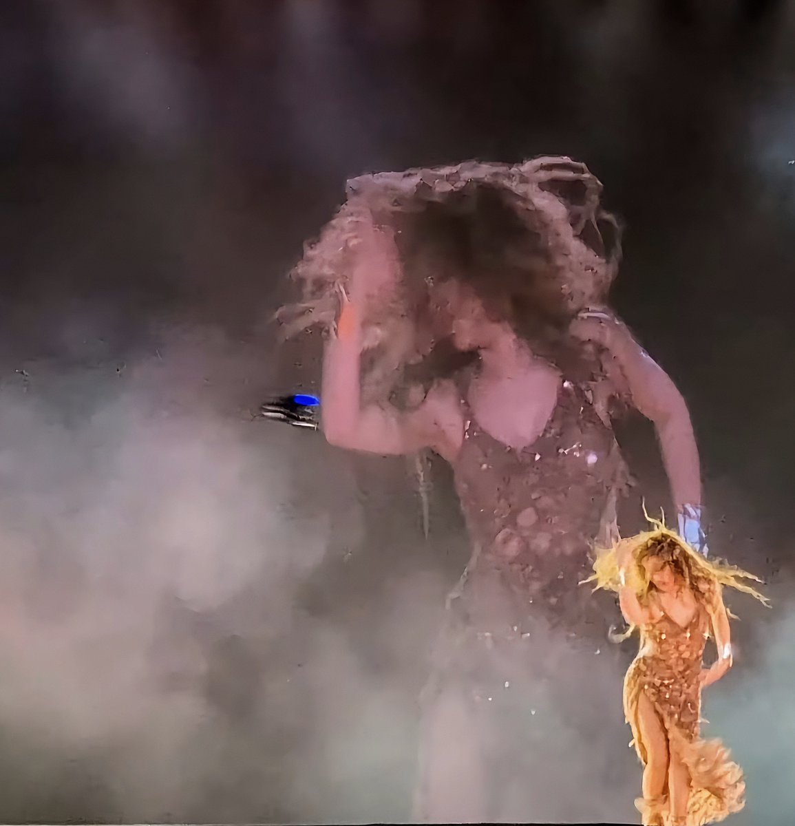 Femmes_Dem's tweet photo. 🟠 @shakira, icône de la puissance féminine, nous rappelle que nos corps sont notre force. Aujourd'hui, les femmes ne pleurent plus, elles s'imposent et revendiquent leur puissance. Dansez. Libérez-vous. Existez.
#LasMujeresYaNoLloran
📰 @BSirsalane, Présidente de @Femmes_Dem https://t.co/SCyz7glgOX