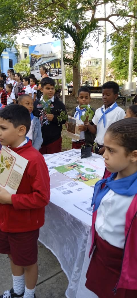 En la mañana de hoy los estudiantes de la primaria José Antonio Echeverría participa en la Expoferia que tuvo lugar que tuvo lugar en el Parque Vidal de la ciudad de Santa Clara.Por una educación que transforma y educa de corazón a corazón
<a href="/CubaMined/">MINED</a> <a href="/FarinaEstevez/">Yoandry Fariña Estévez</a>