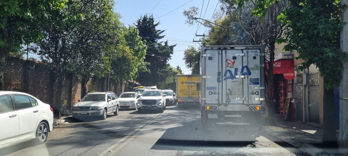 Swin85's tweet photo. @CuajimalpaGob cuando van a resolver el problema de tráfico en Memetla ocasionado por autos que obsteuyen el libre flujo de doble sentido?? https://t.co/45TJB59XOk