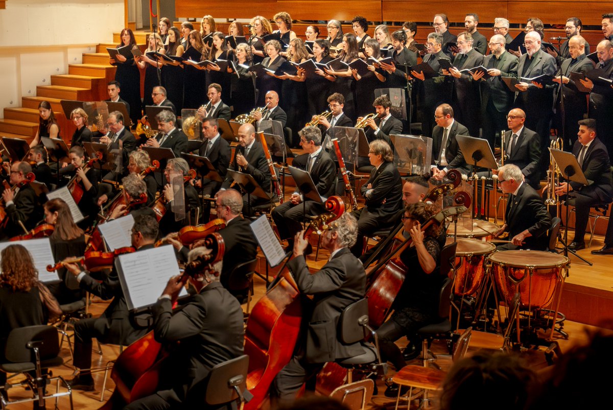 orquestagranada's tweet photo. Éxito rotundo de la OCG y su Coro con el oratorio 'Elías' de Mendelssohn, celebrando el V Centenario de la Catedral de Granada. Bajo la batuta de Víctor Pablo Pérez, #CoroOCG y los solistas Alicia Amo, Anna Alàs, Stuart Jackson y José A. López recibieron una merecida ovación. https://t.co/l1Ebo0asSA
