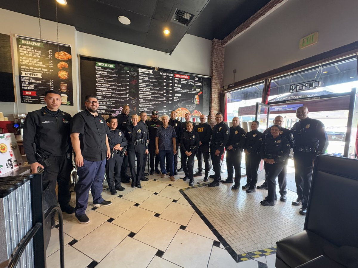 LAPDOutreach's tweet image. Who doesn’t love pizza?

Our 🍕 with a Cop event was a big hit! 

Not only was there incredible pizza but some very meaningful opportunities for us to connect with community members.  Please message us if you would like us to connect with you.  

#LAPD