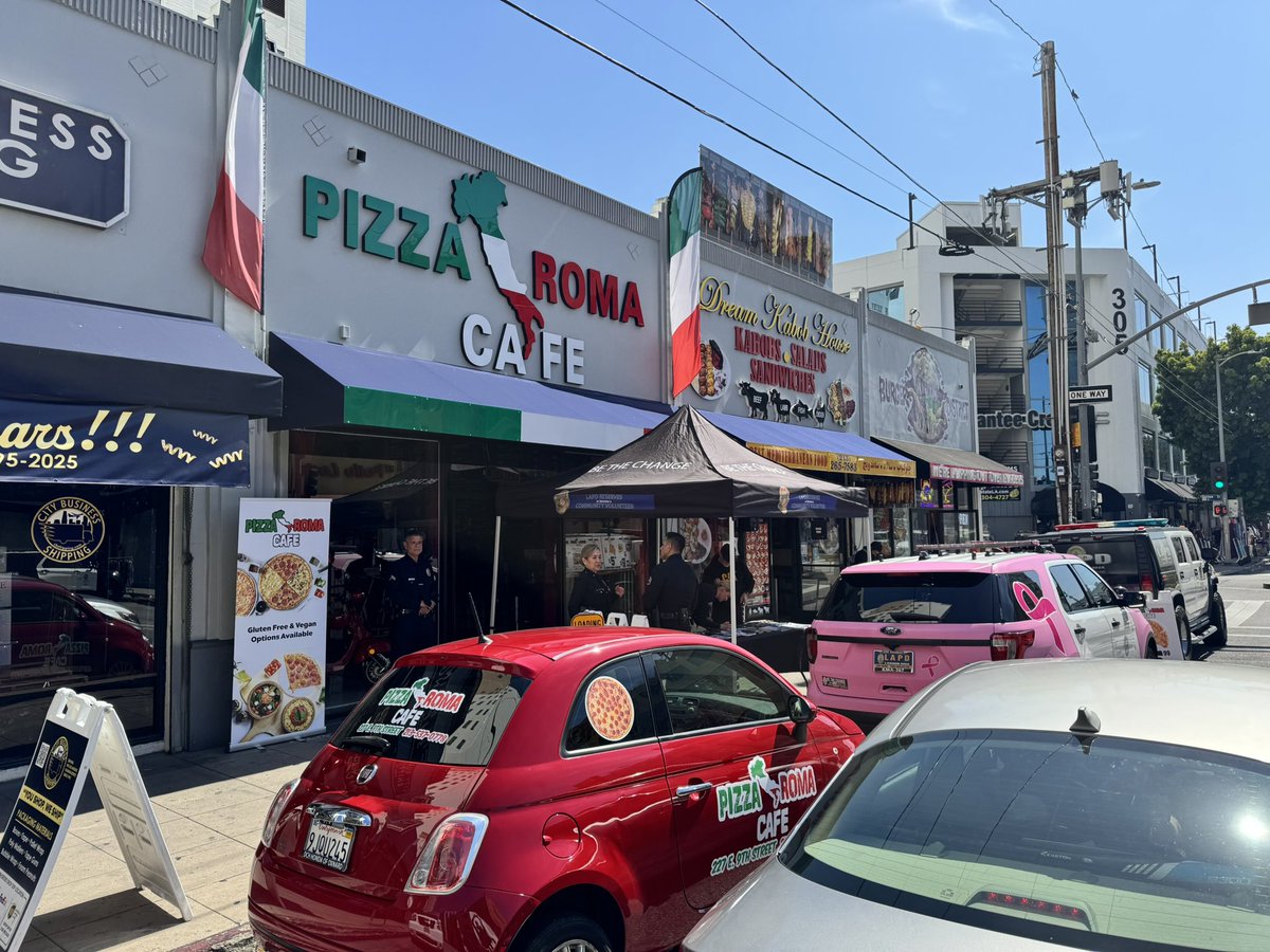 LAPDOutreach's tweet image. Who doesn’t love pizza?

Our 🍕 with a Cop event was a big hit! 

Not only was there incredible pizza but some very meaningful opportunities for us to connect with community members.  Please message us if you would like us to connect with you.  

#LAPD