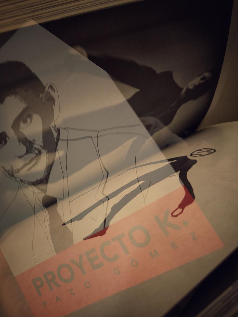 Últimamente leo más que nunca y fotografío menos de lo que me gustaría. Esta recomendación de un profesor lo combina todo.
'Proyecto K.' de Paco Gómez en la editorial Fracaso Books