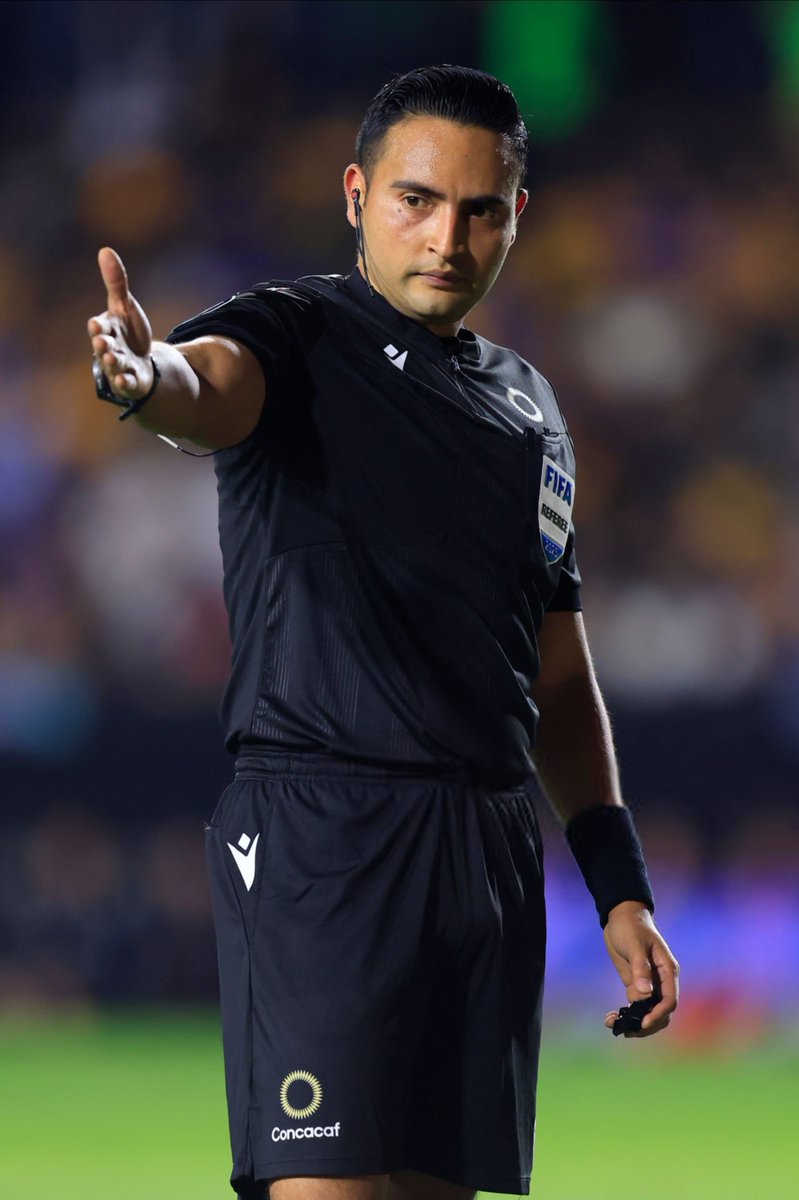 الحاج سعيد.. الراجل المحترم 
مان اوف ذا ماتش
شكرا لادارة سيراميكا على الحكم الأجنبي 
ياريت الكل يجيب اجانب ضد الزمالك