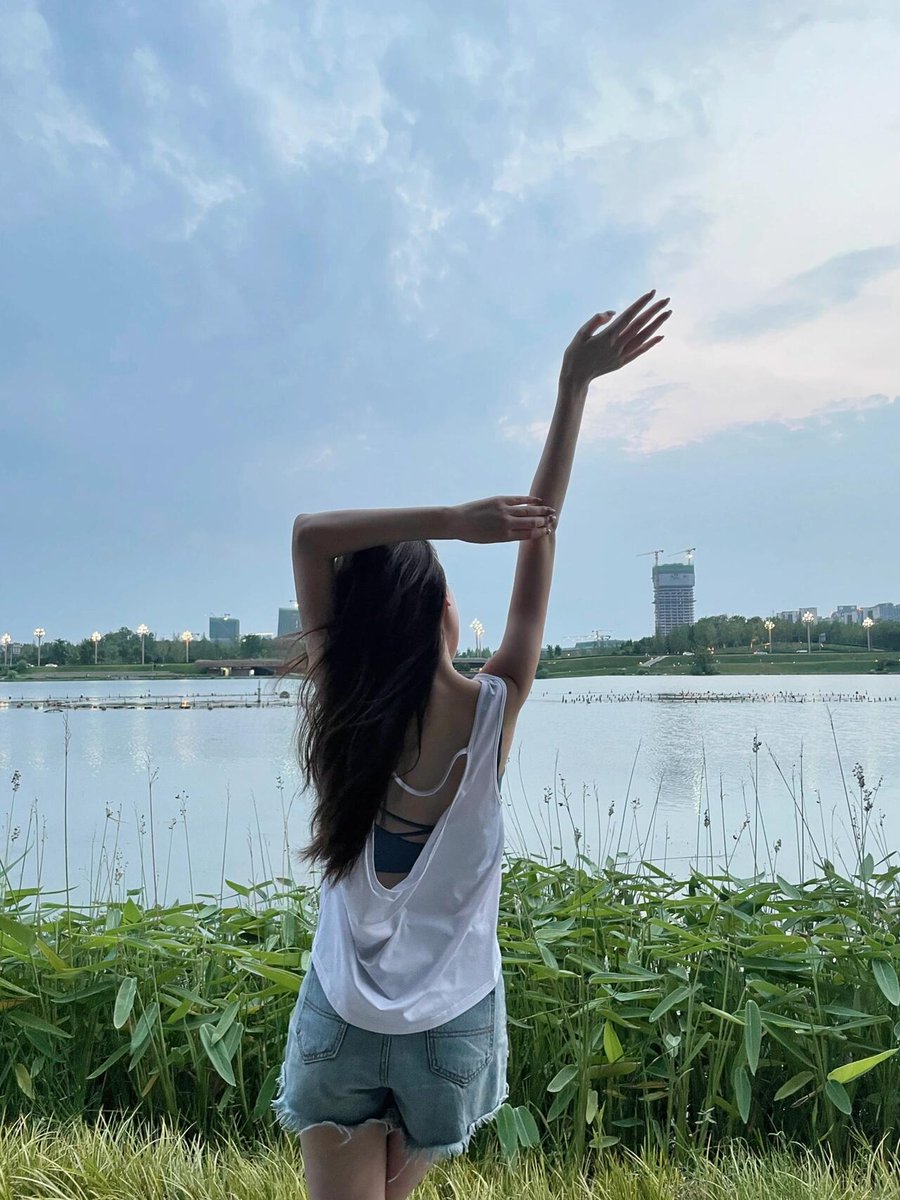 DCecHunts's tweet image. 新鮮な空気が顔に吹きつけ、ほのかな花や草の香りを運び、体中の細胞を一瞬にして目覚めさせます。 💖