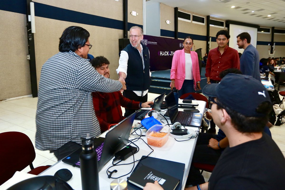 SEDESUQro's tweet photo. Es inspirador ver cómo nuestros futuros líderes están impulsando el desarrollo de Querétaro. Estuvimos en el Hackathon Smart Environment de Facultad de Informática de la @UAQmx, apostamos por la educación y el futuro digital para fortalecer nuestra ciudad. #CONTIGO https://t.co/WKuzTMcQOp