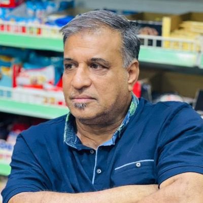 هذا الرافصْي يىىب صحابة رسول الله 
أحفظوا أسمه وصورته زين
لازم يجي يوم يرجع الحكم لأهله السُنة ويتحاسب هذا وكل من تجاوز في يوم على أعراضنا وعلى عقيدتنا.