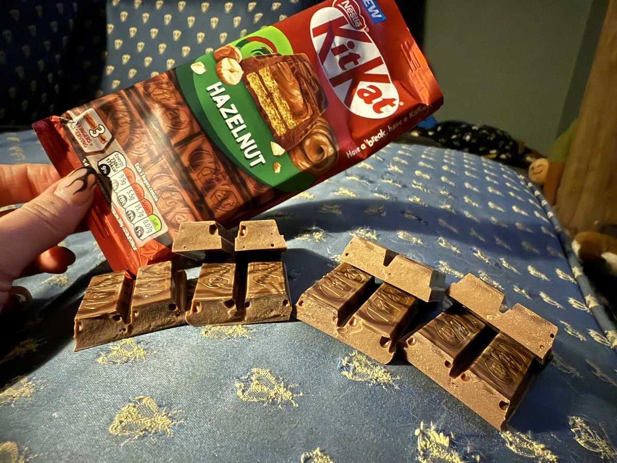 HollyThornback's tweet photo. @KITKAT am I missing the Kit or the Kat part? https://t.co/mVJ3DaHev8