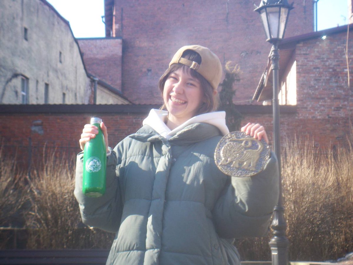 this picture>>>>>

моя улыбка до ушей, в одной руке держу термос от моей любимой сестры, в другой - подарок от моей любимой подруги