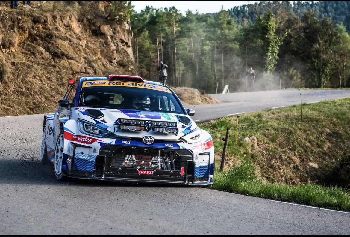 rallycast_'s tweet image. Que pedazo de rally están haciendo Enrique Cruz y Yeray Mújica.

Adaptación total al Yaris Rally2 y marcando tiempos muy tops todo el día.

Segundos en el #CERA a 4,5 segs y terceros en el global.