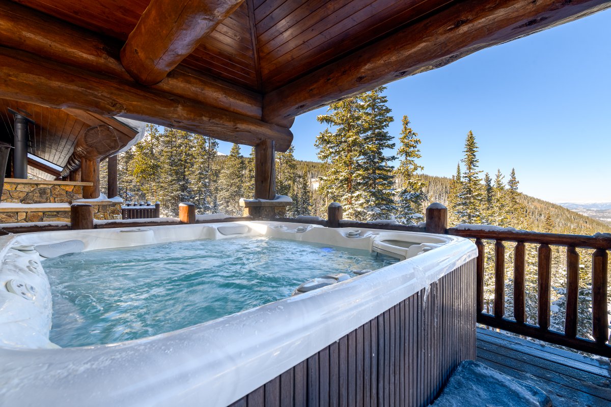 InvitedHome's tweet image. Winter is far from over - over a foot of snow is expected to hit the Rocky Mountains over the next 10 days. Stay in one of these four homes next week and experience the magic of winter one last time for the season

1: Best Ever Vista at Cassidy Ridge
2: Cloud Nine at the…