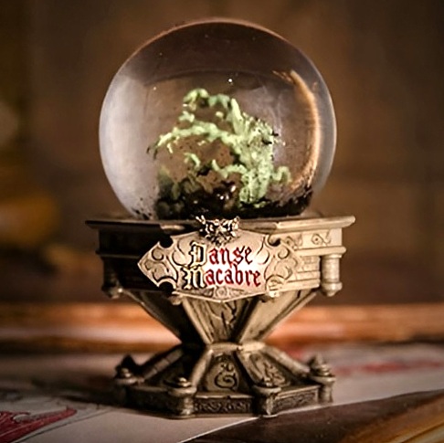 Goed nieuws vanuit souvenirwinkel Dr. Charlatans Kwalycke Zaken in de #Efteling: de #DanseMacabre schudbollen die tijdens de eerste dagen volledig uitverkocht raakten, zijn weer op voorraad! (Bron + foto's: <a href="/Coshira_/">Coshira</a> en <a href="/looopings/">Looopings</a> )