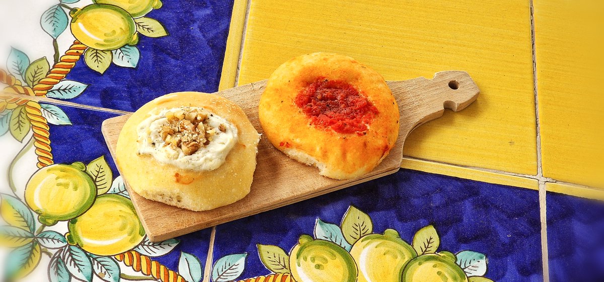 Attenzione: questa foto può provocare una fame irresistibile!
Non sai scegliere? Nessun problema: fai entrambe e lascia che sia il gusto a decidere!

temporealechannel.com/2020/03/focacc…